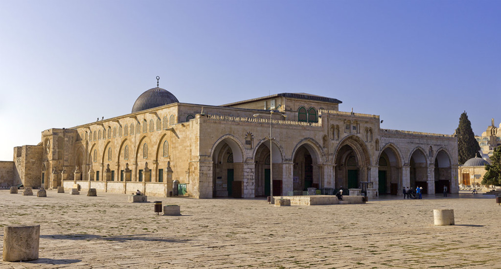 Masjid Al-Aqsa di halaman kompleks dengan langit biru.