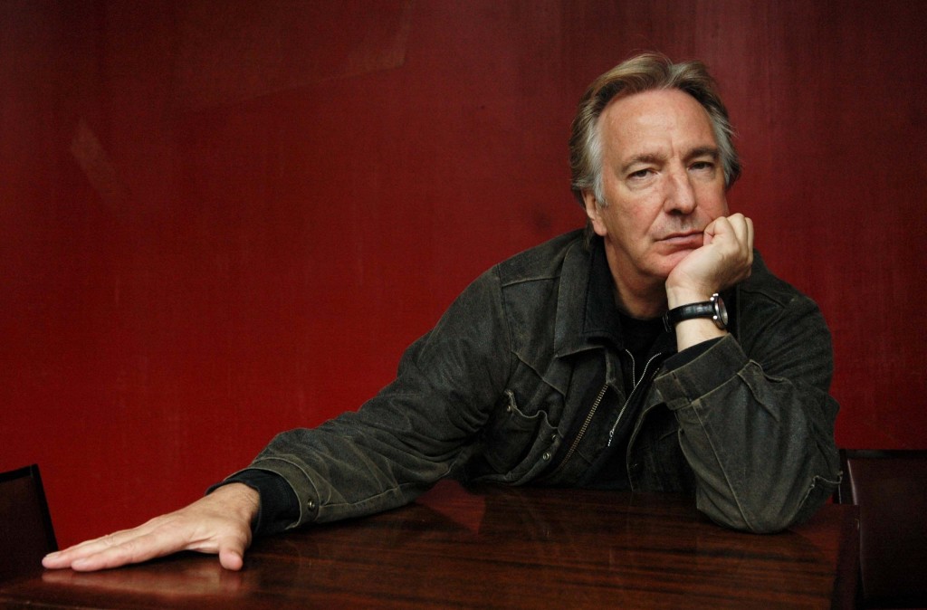 Potret aktor Alan Rickman duduk di kursi.