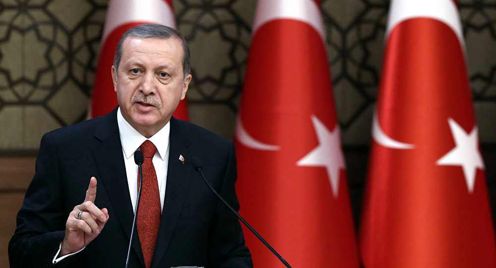 Recep Tayyip Erdogan berbicara di podium dengan bendera Turki.