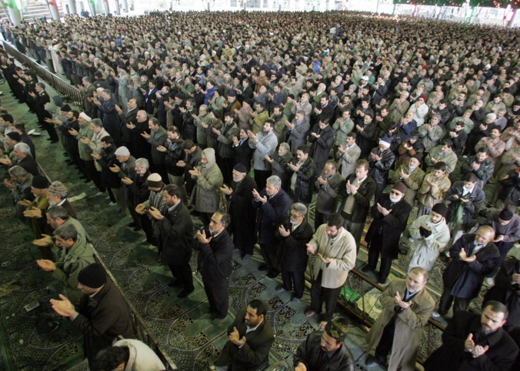 Kerumunan jemaah menghadiri salat bersama.