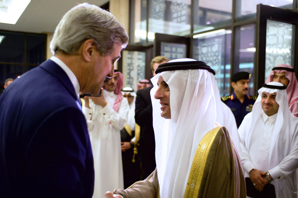 John Kerry berbicara dengan Adel al-Jubeir dalam pertemuan diplomatik.