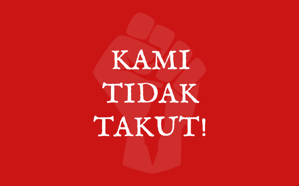 Poster merah bertuliskan Kami Tidak Takut.