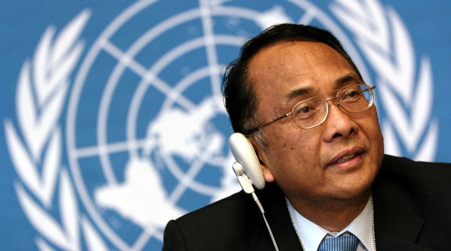 Makarim Wibisono berbicara di depan lambang Perserikatan Bangsa-Bangsa.