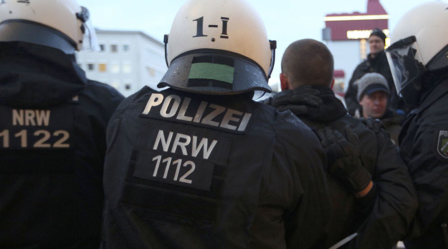 Petugas polisi Jerman berada di tengah kerumunan.
