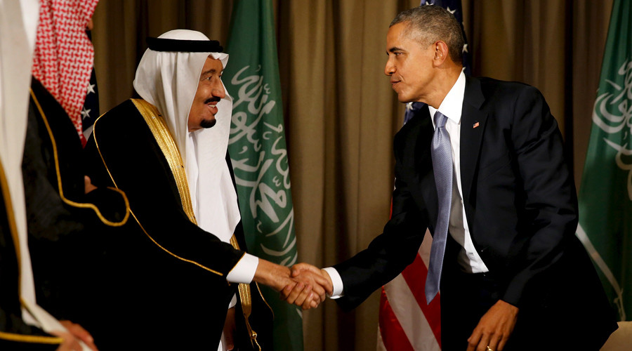 Raja Salman berjabat tangan dengan Barack Obama.