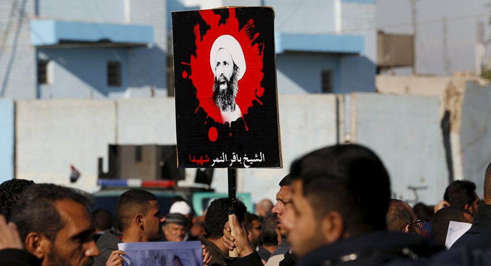 Massa membawa poster Sheikh Nimr di jalan.