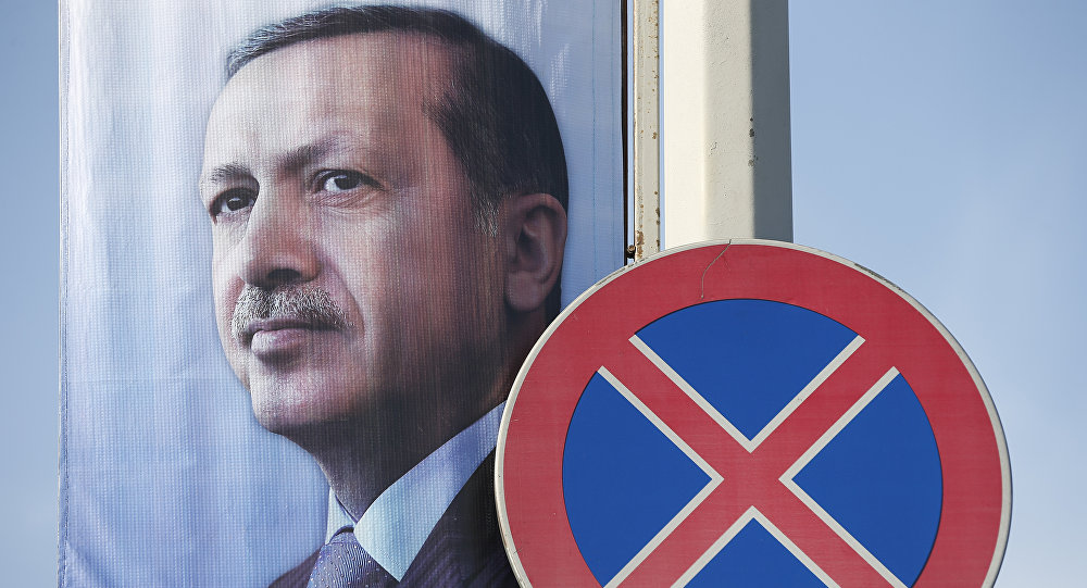 Poster bergambar Recep Tayyip Erdogan di belakang rambu larangan.