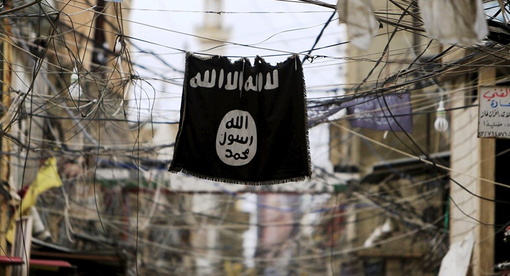 Bendera hitam digantung di antara bangunan.