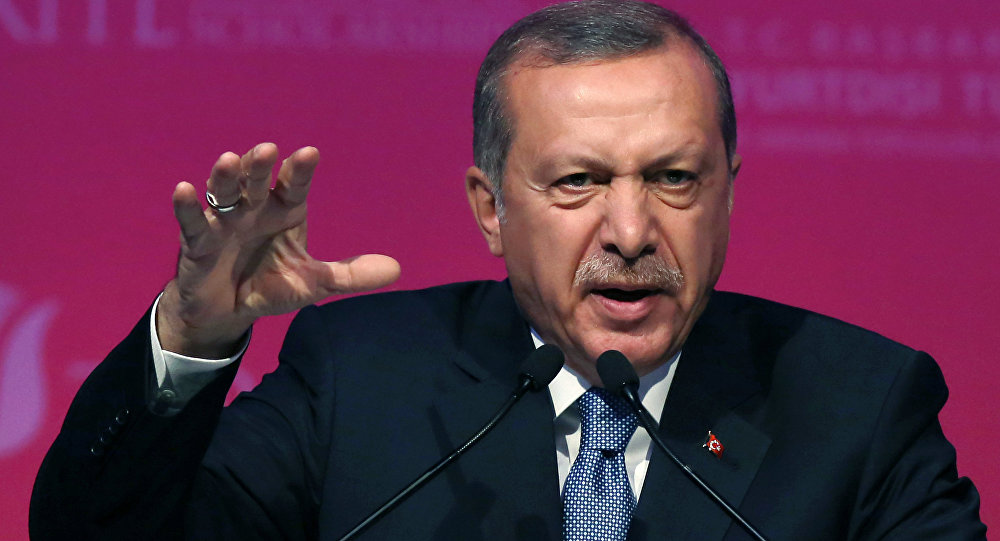 Recep Tayyip Erdogan berbicara di depan mikrofon.