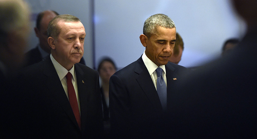 Recep Tayyip Erdogan dan Barack Obama berdiri berdampingan.