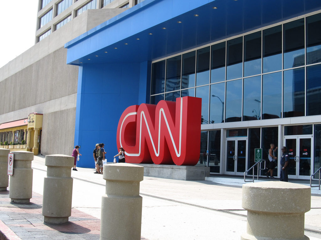 Logo CNN di depan pintu masuk gedung kantor.
