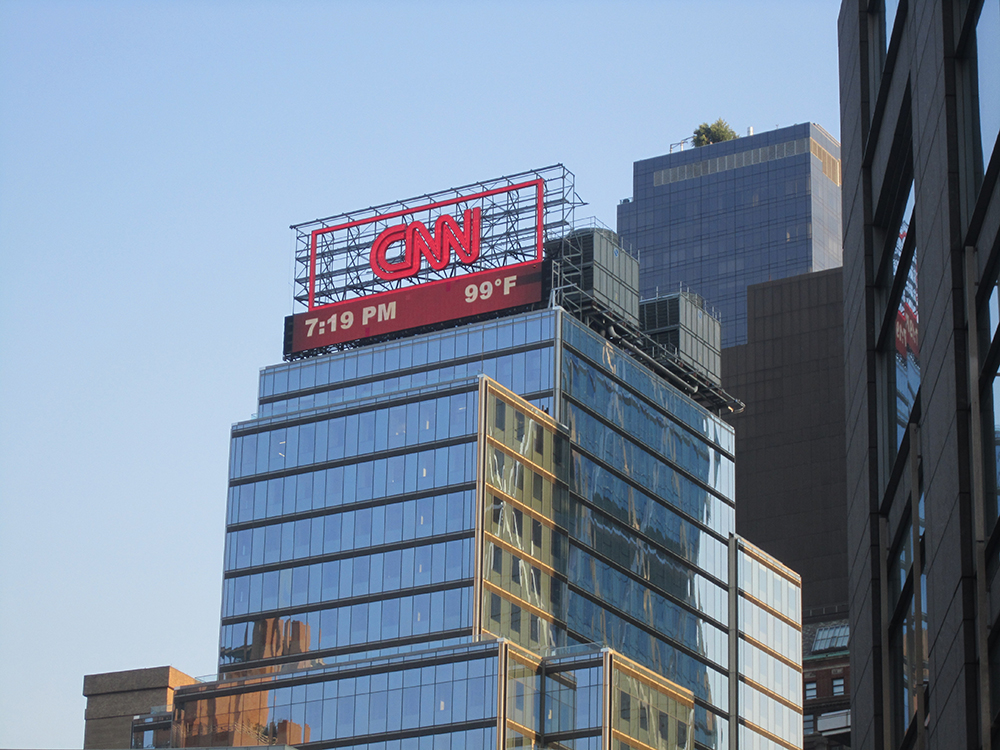 Gedung kantor CNN dengan papan logo di atap.