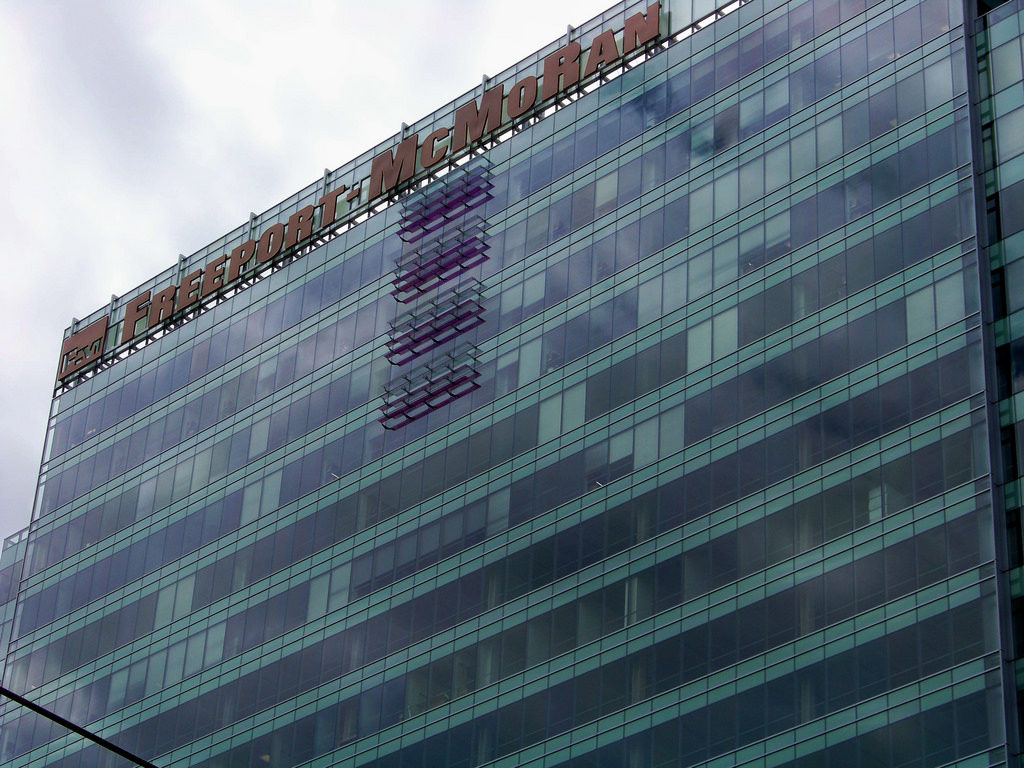 Gedung kantor dengan tulisan Freeport-McMoRan di atap.