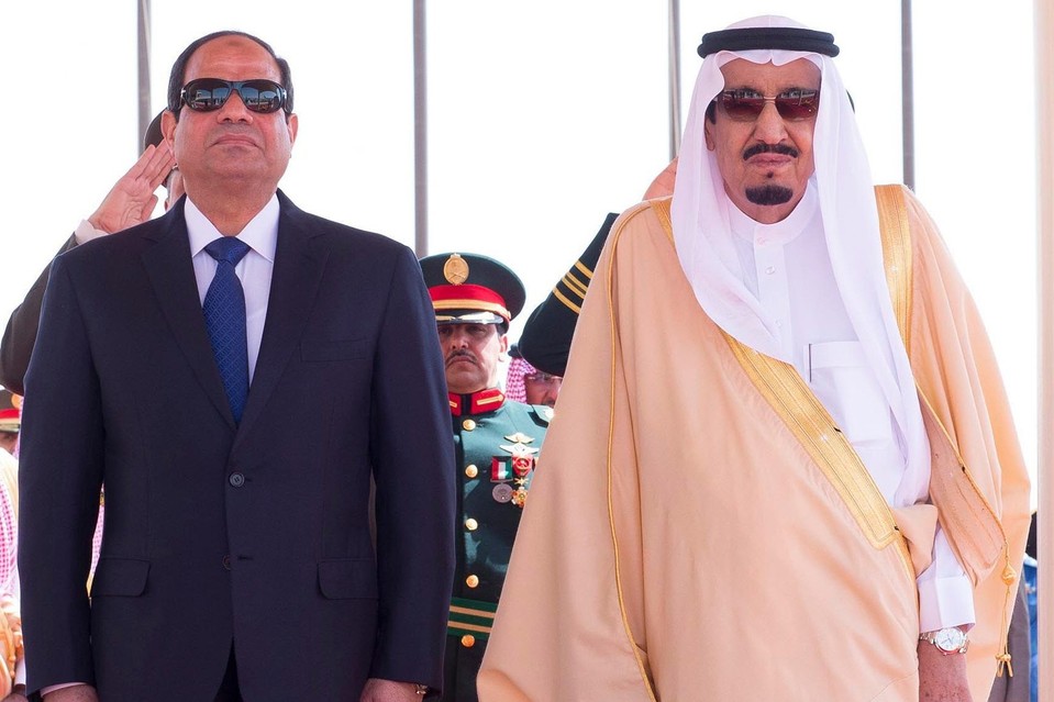 Abdel Fattah al-Sisi berdiri bersama Raja Salman.