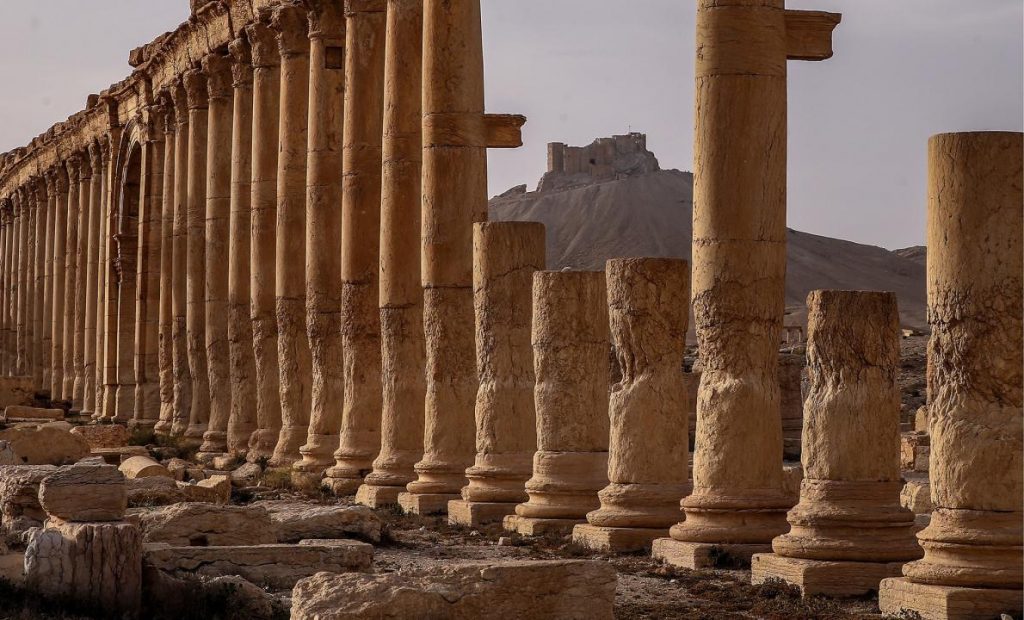 Deretan kolom batu di situs kuno Palmyra.