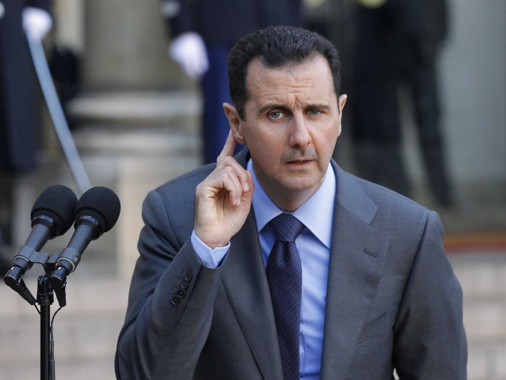 Bashar al-Assad berbicara di depan mikrofon.
