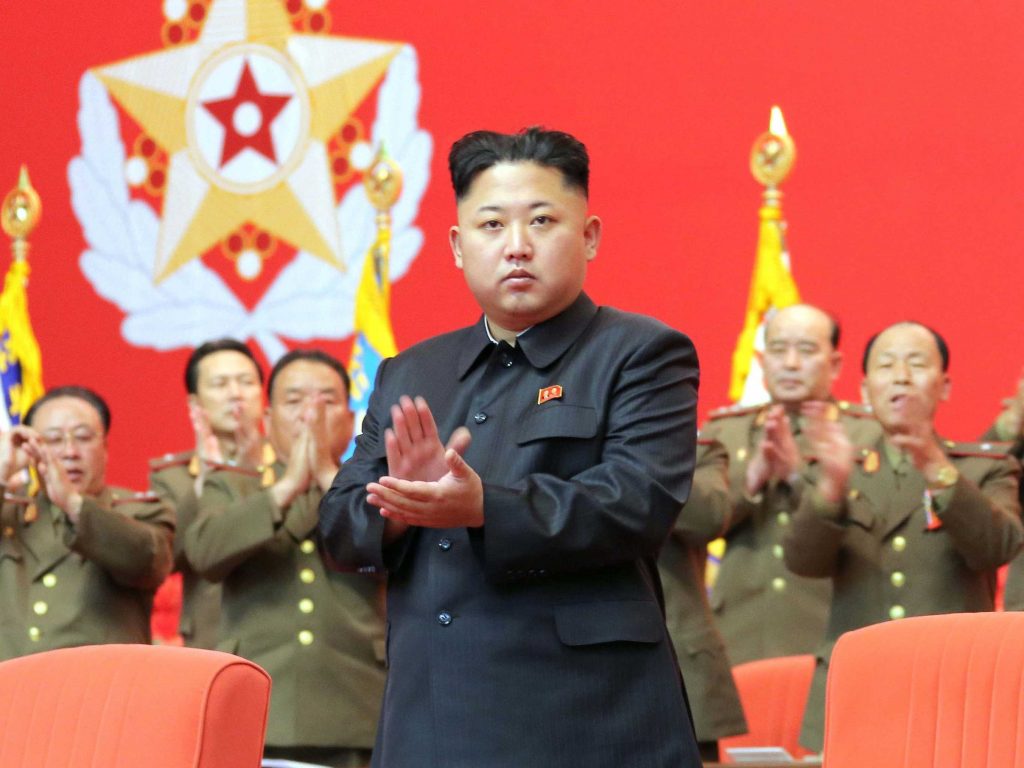 Kim Jong-un berdiri di depan pejabat militer.