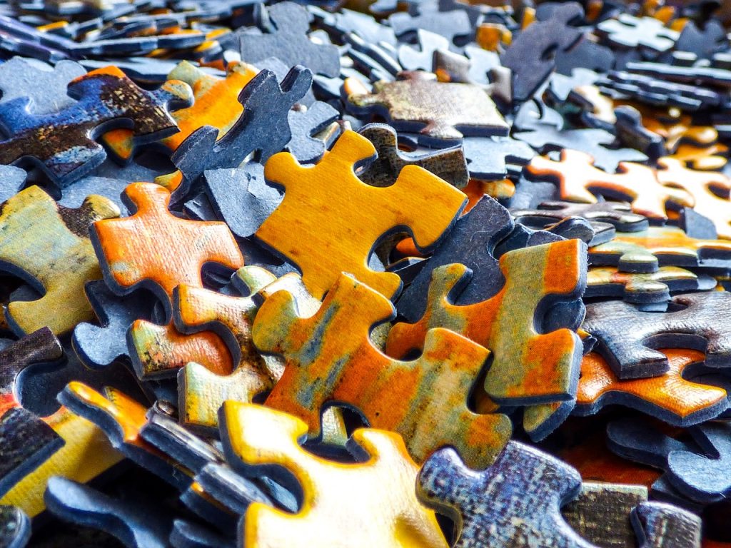 Kepingan puzzle berwarna-warni bertumpuk.