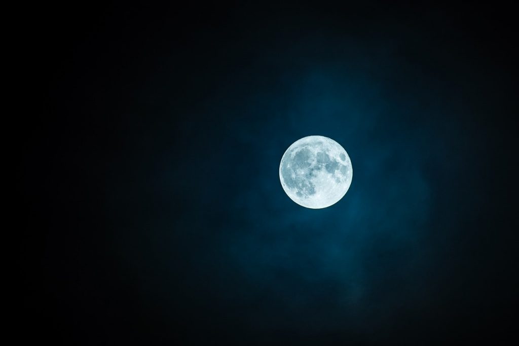 Bulan purnama terlihat pada langit gelap.