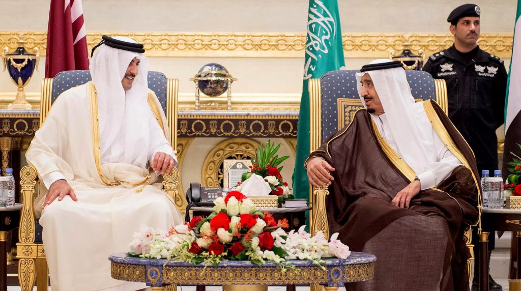 Raja Salman berbicara dengan Emir Sheikh Tamim dalam pertemuan.