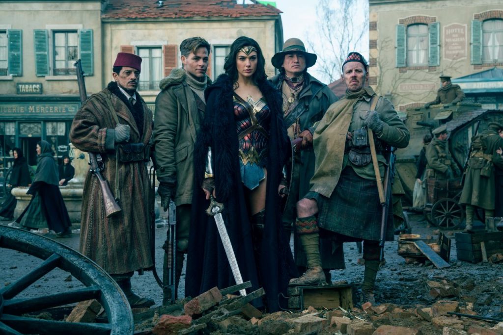 Para pemeran film Wonder Woman berdiri bersama dalam adegan film.
