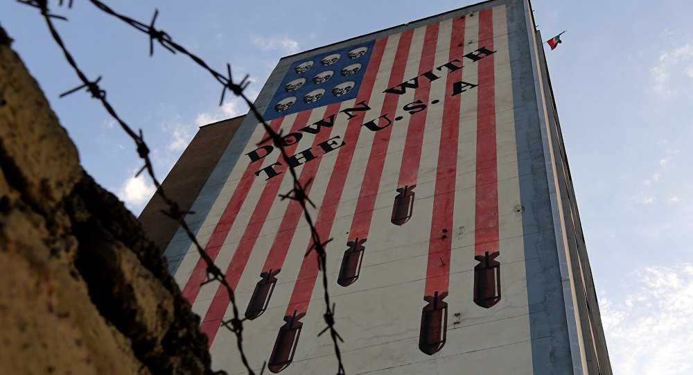 Bendera Amerika bergambar deretan bom pada dinding.