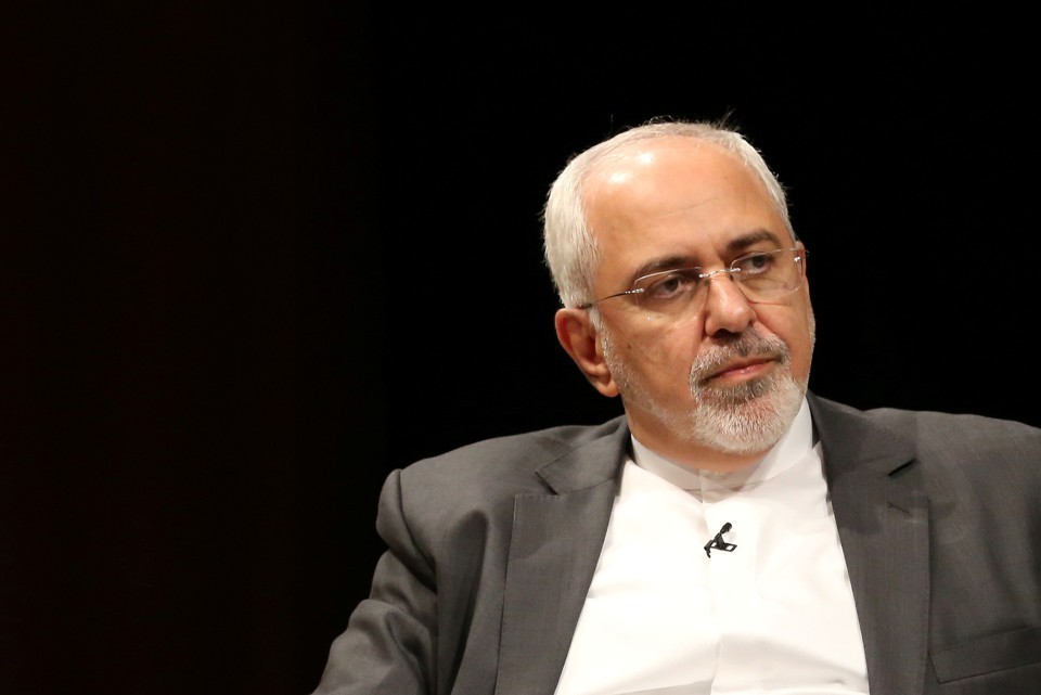 Mohammad Javad Zarif duduk dalam acara diskusi.