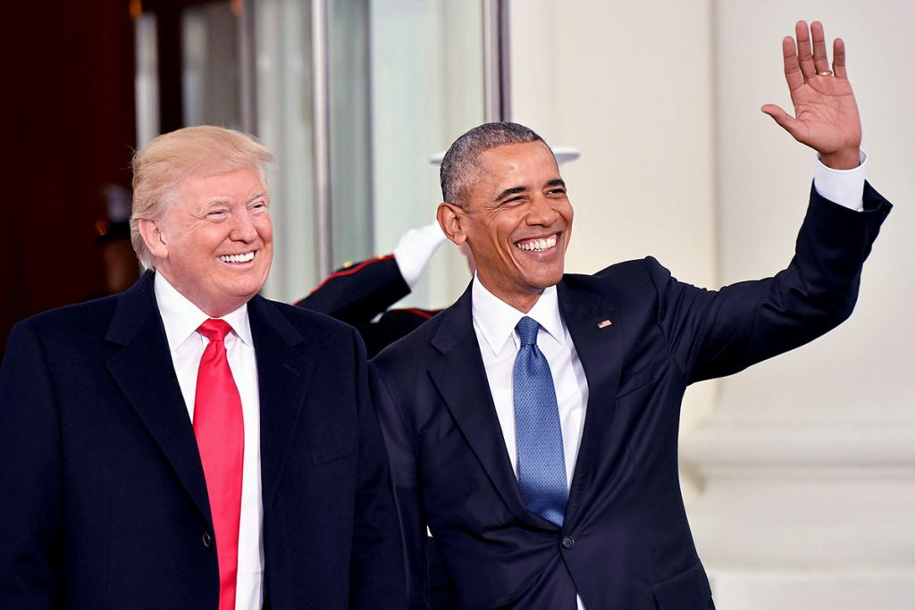 Donald Trump dan Barack Obama melambaikan tangan.