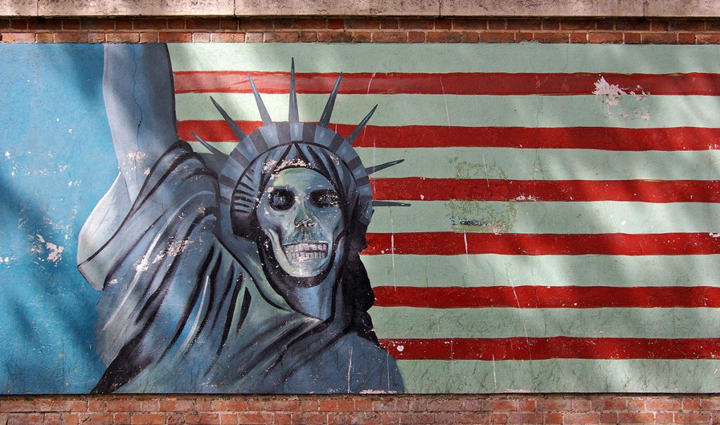 Mural Patung Liberty pada latar bendera Amerika.