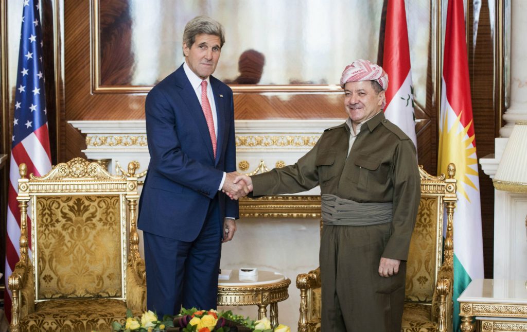 John Kerry berjabat tangan dengan Masoud Barzani.