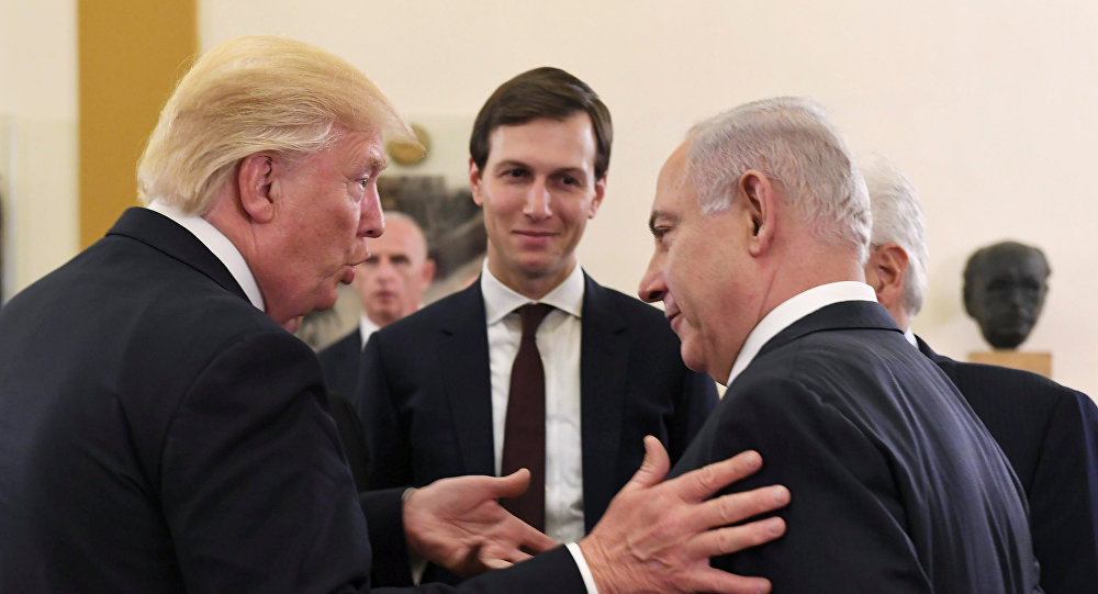 Donald Trump, Jared Kushner, dan Benjamin Netanyahu berbicara bersama.